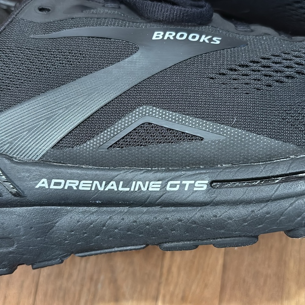 Brooks - Picture 4 of 4